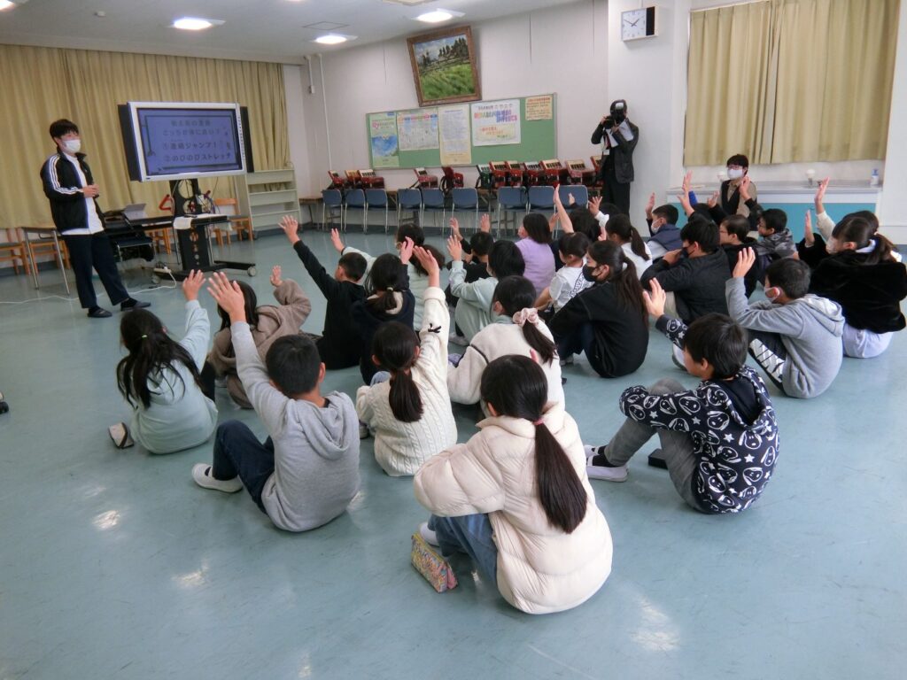 睡眠クイズに手を挙げる子どもたち