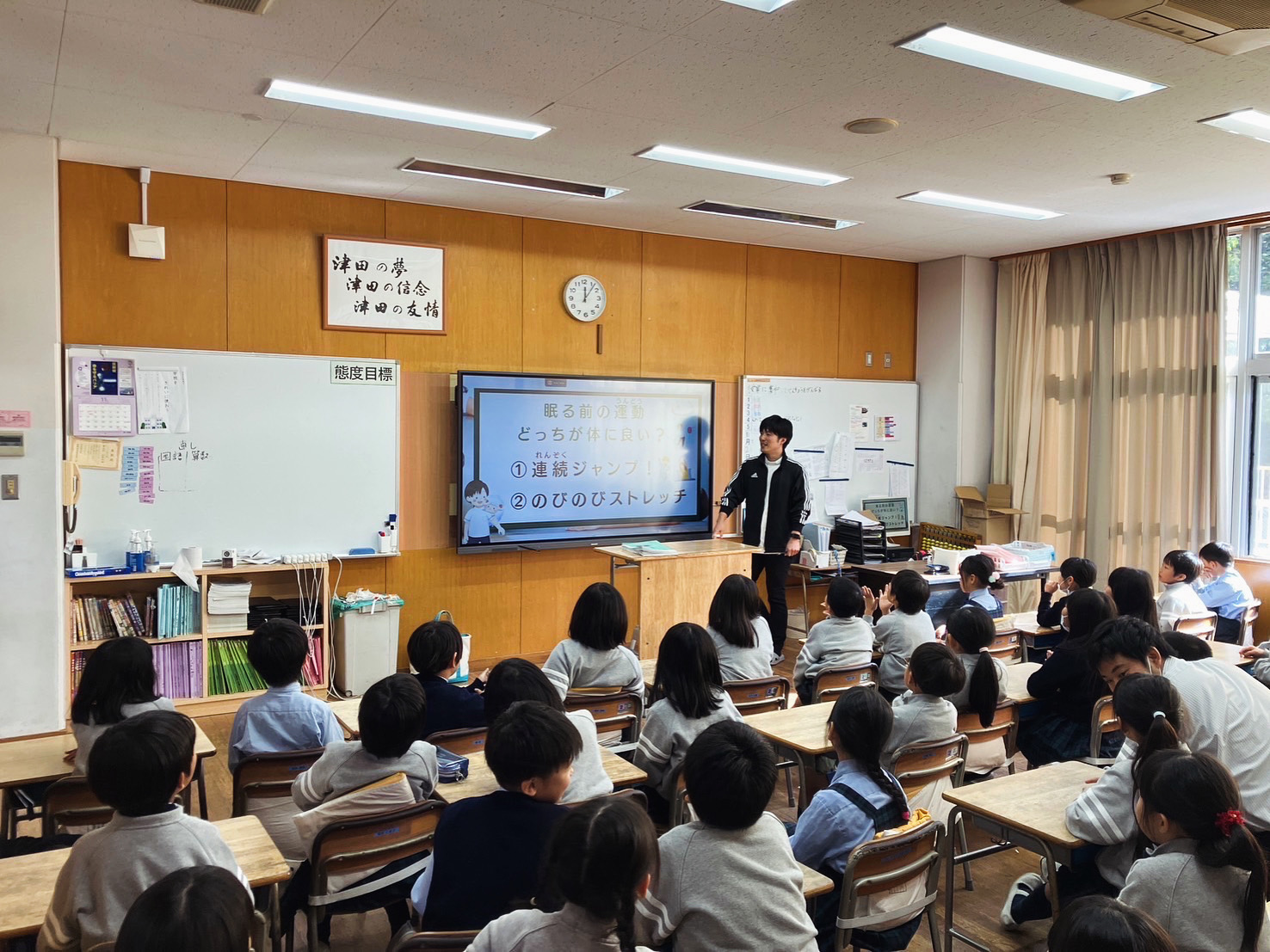 教室で睡眠授業を行う石垣貴康