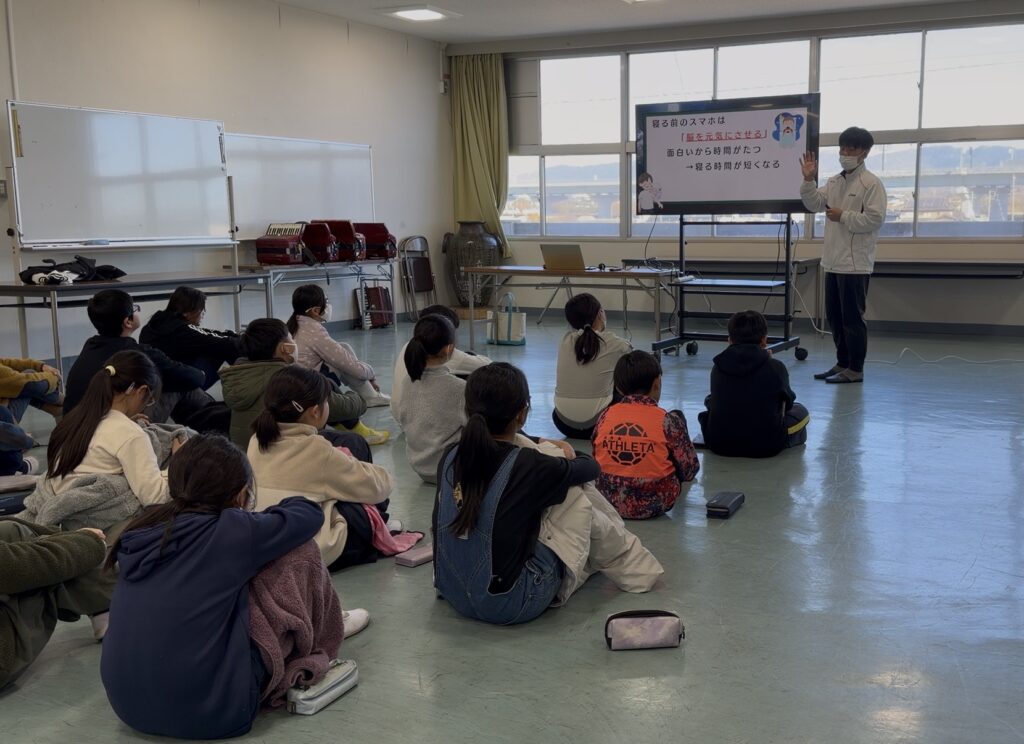 学校で睡眠授業を行う様子