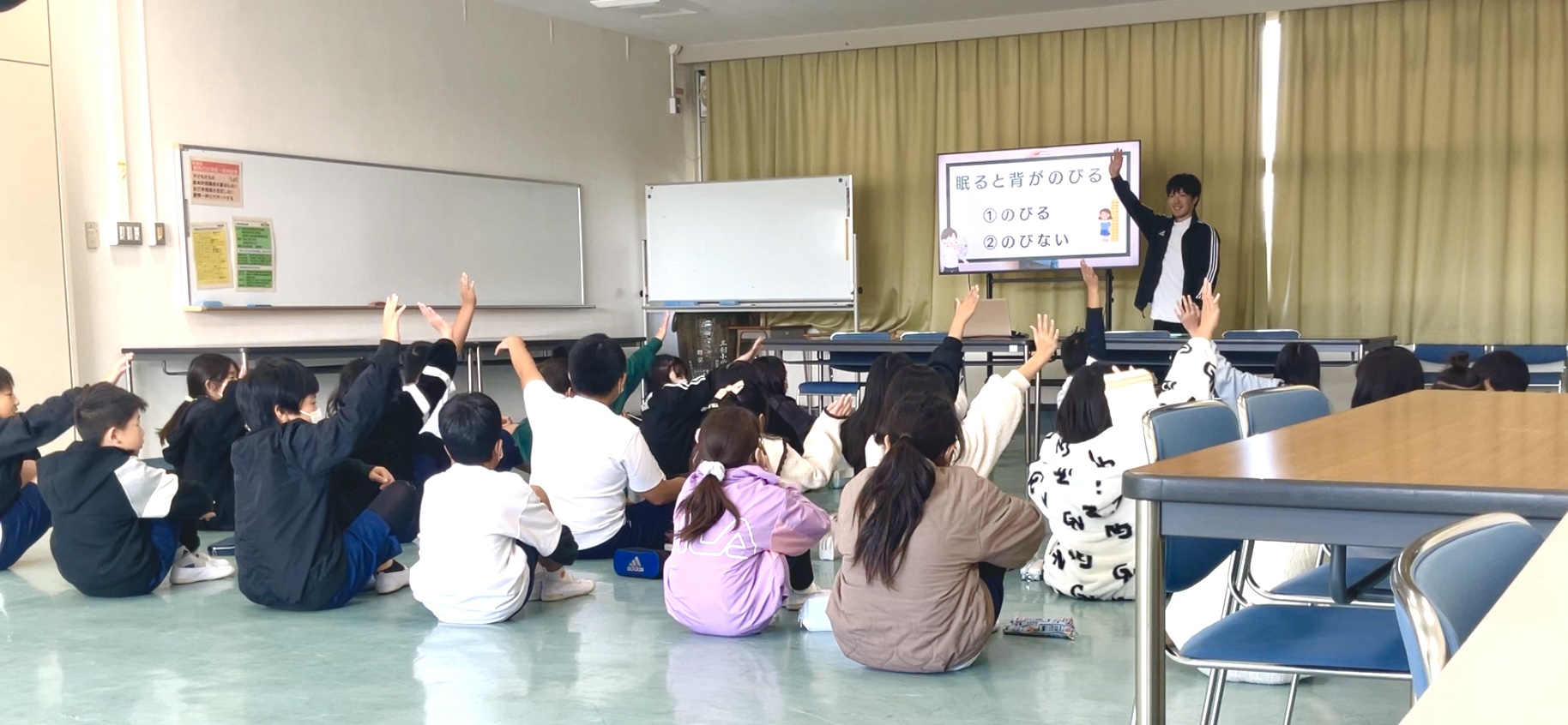 睡眠クイズに参加する小学生