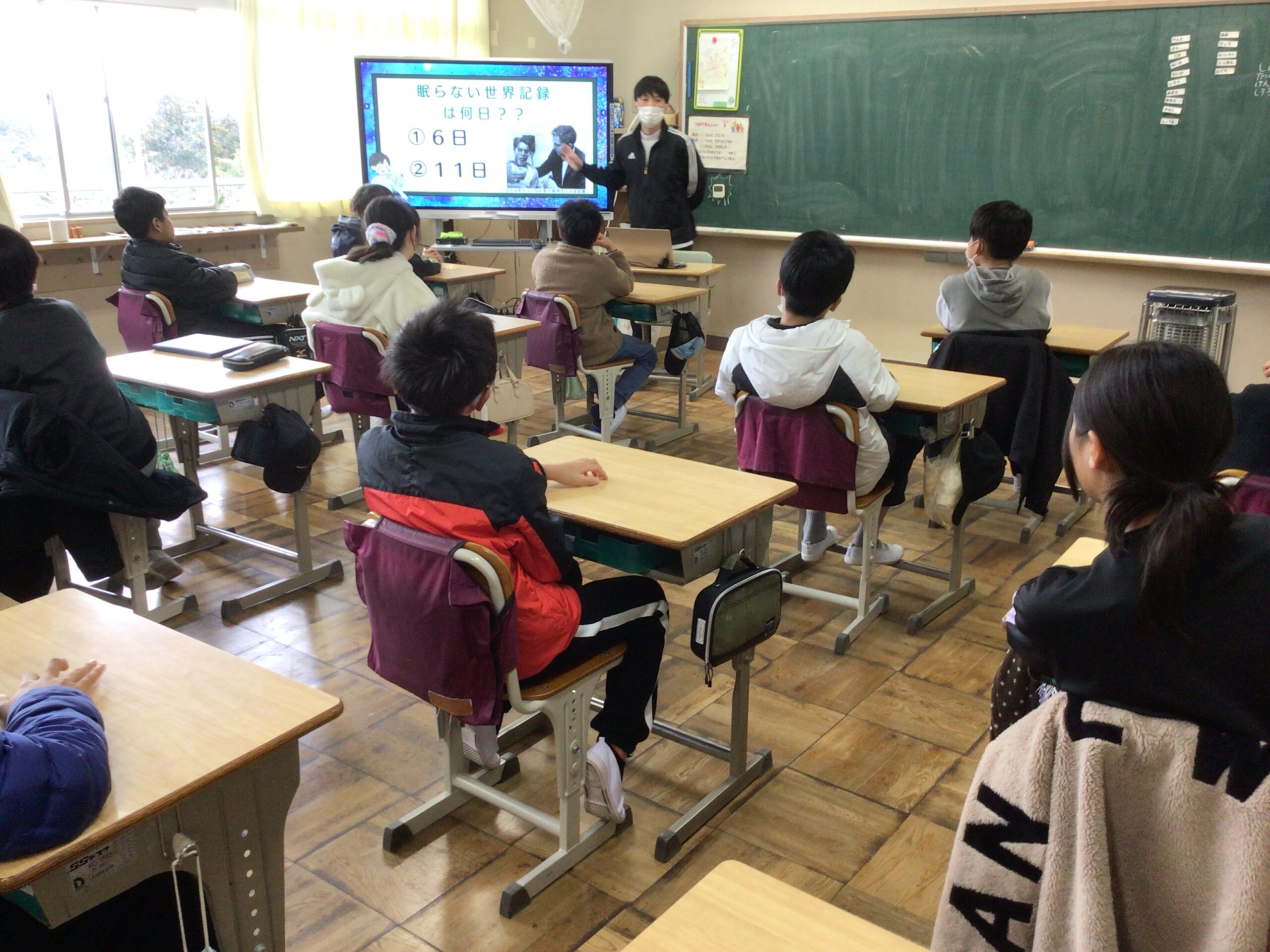 小学校でこども睡眠授業に参加する子どもたち
